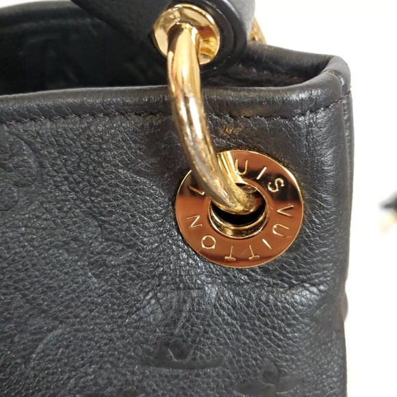 Louis Vuitton Black Monogram
Empreinte Leather Artsy MM Hobo - Picture 3 of 16